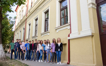 Grup de persoane în fața unei clădiri istorice, reprezentând echipa CNIS.