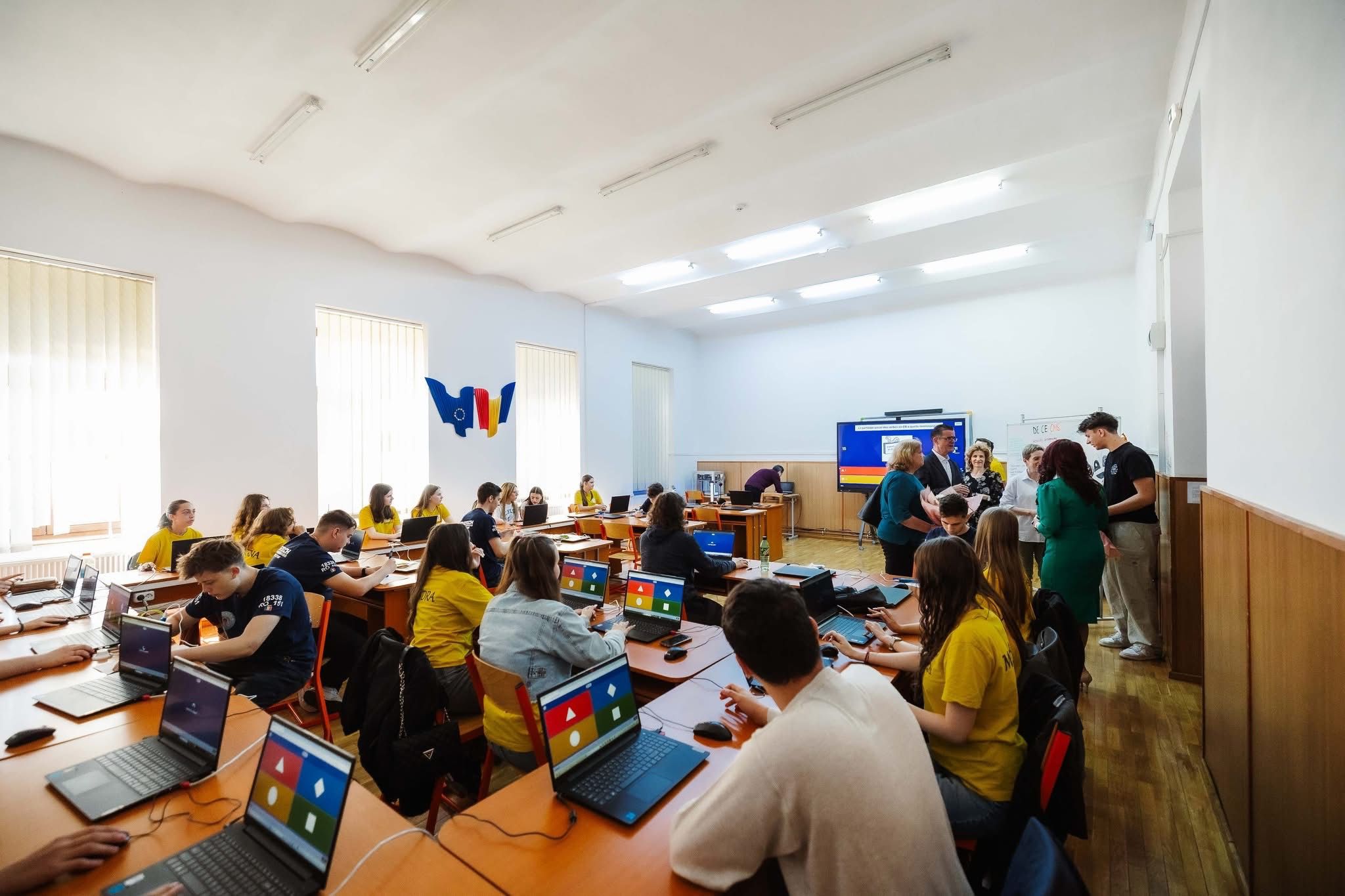 Elevi și profesori implicati în activități de tehnologie și învățare digitală la CNIS.
