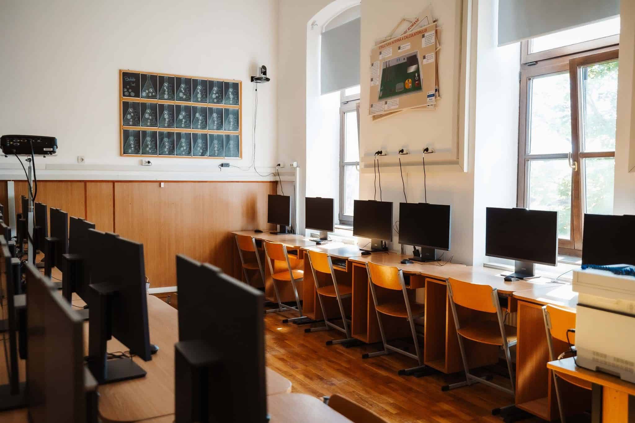 Laborator cu computere și dotări pentru învățământ digital.